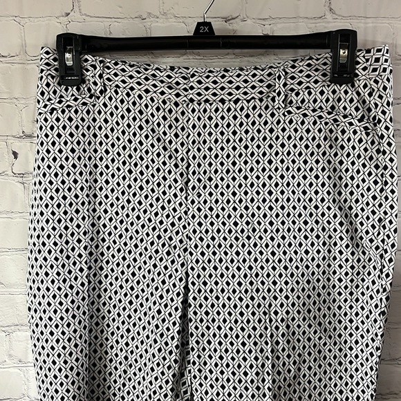 Size 10 Roz & Ali black & white geometric print slacks Cotton/ spandex Like new - Picture 2 of 5